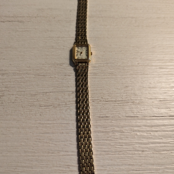 Gold Seiko Rectangular Watch - Picture 3 of 9